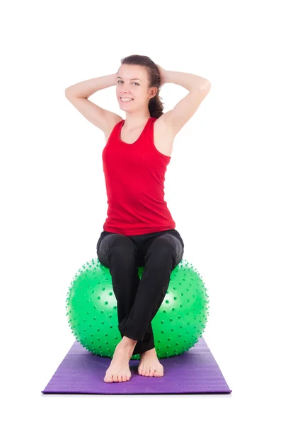 Mujer joven haciendo ejercicio con pelota suiza — Foto de Stock