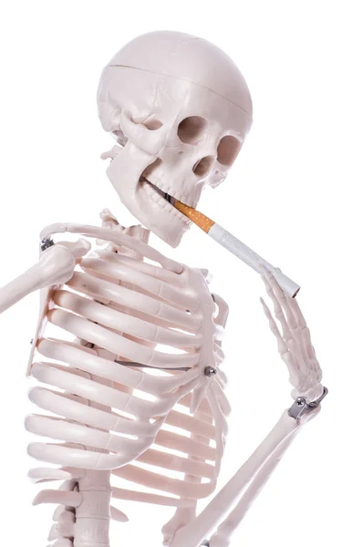 Esqueleto fumar cigarrillo aislado en blanco — Foto de Stock