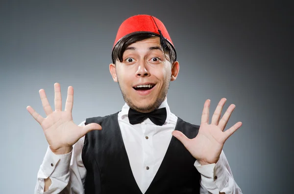 Homem usando chapéu turco tradicional fez — Fotografia de Stock