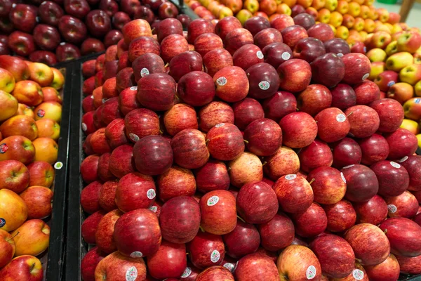 Cabine de pommes dans un grand supermarché — Photo