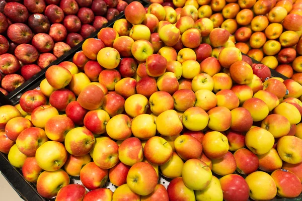 Apple stall i stor stormarknad — Stockfoto