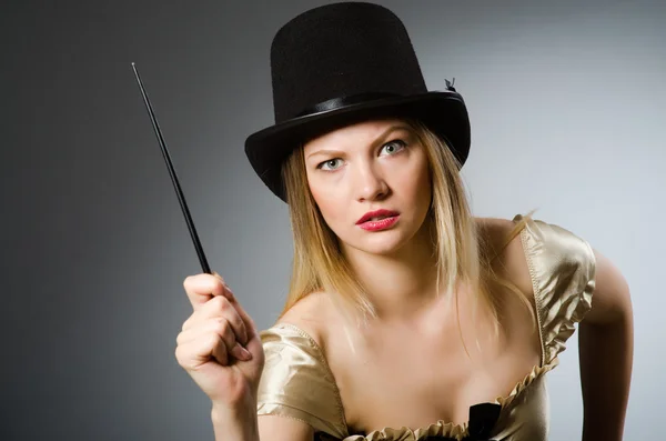 Femme magicienne avec baguette magique et chapeau — Photo