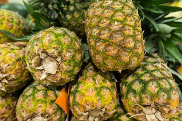 Ananas süpermarket tezgah üzerinde bir sürü — Stok fotoğraf