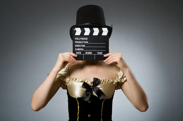 Kobieta z klapką filmową na szarym tle — Zdjęcie stockowe