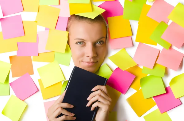 Mujer con muchas notas recordatorias libro de lectura — Foto de Stock