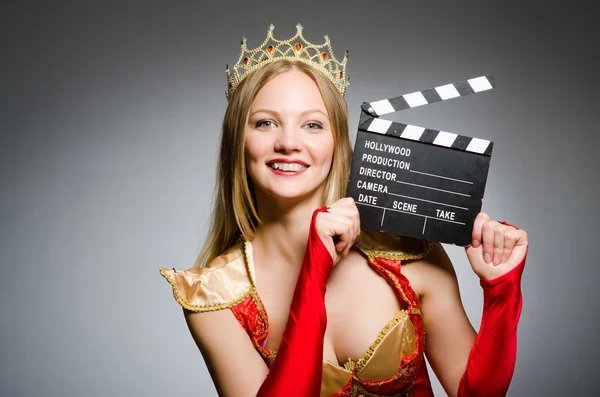 Królowa w czerwonej sukience z filmu clapboard — Zdjęcie stockowe