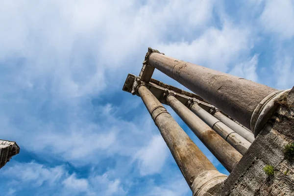 Ruins in ancient Roma on summer day — Stock Photo, Image