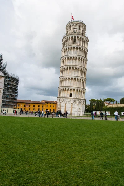 Famosa torre inclinada de Pisa durante o dia de verão — Fotografia de Stock