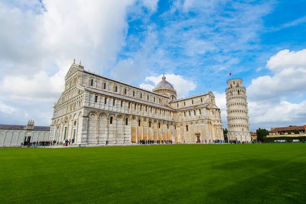 Berömt lutande torn i Pisa under sommardagen — Stockfoto