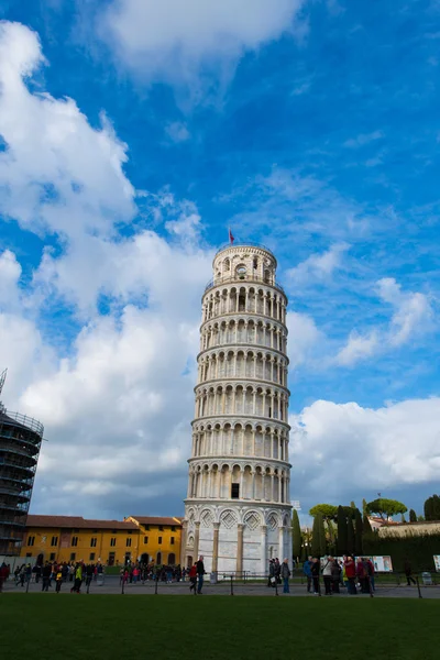 Famosa torre inclinada de Pisa durante o dia de verão — Fotografia de Stock