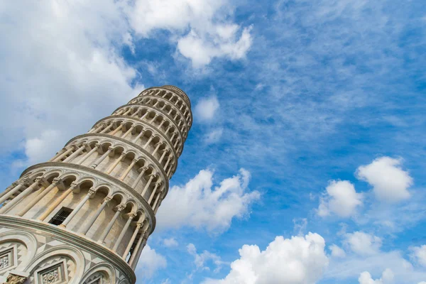 Famosa torre pendente di Pisa durante la giornata estiva — Foto Stock