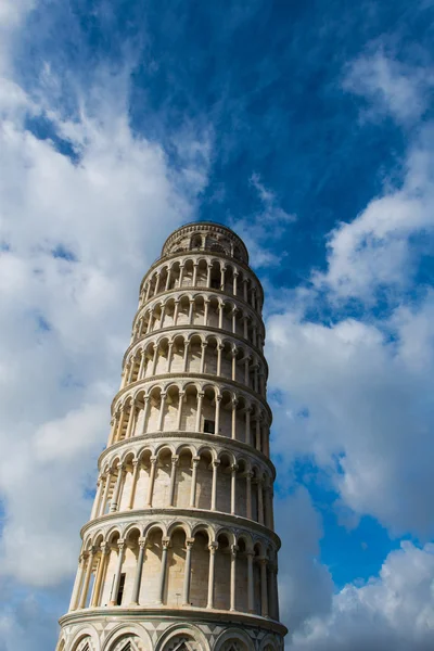 Famosa torre inclinada de Pisa durante o dia de verão — Fotografia de Stock