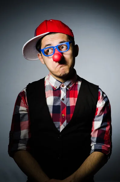 Buffo clown contro il buio sfondo — Foto Stock