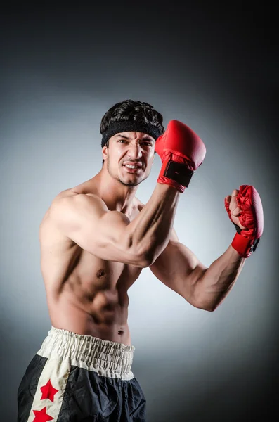 Gants musclés de boxeur avec gants rouges — Photo