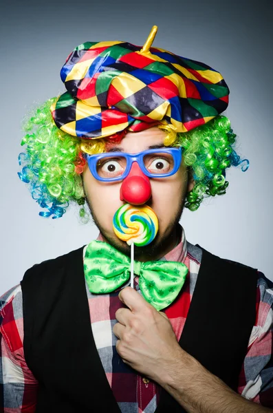 Payaso divertido con piruleta dulce —  Fotos de Stock