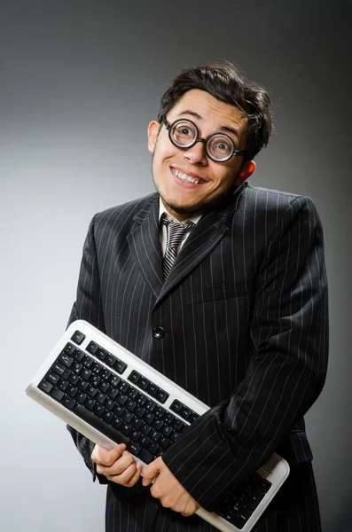 Geek extérieur avec clavier d'ordinateur — Photo