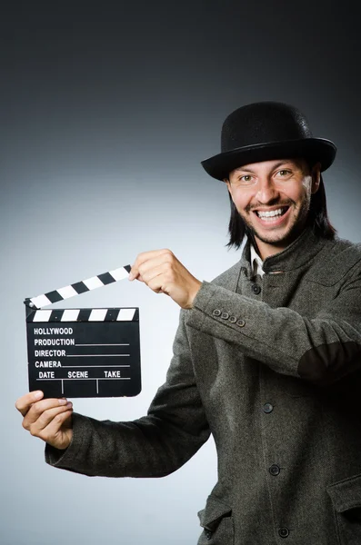 Mann med filmclapperboard og hatt – stockfoto