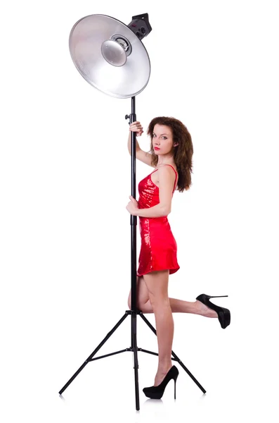 붉은 옷을 입은 여자 가 스튜디오에서 포즈를 취하는 모습 — 스톡 사진