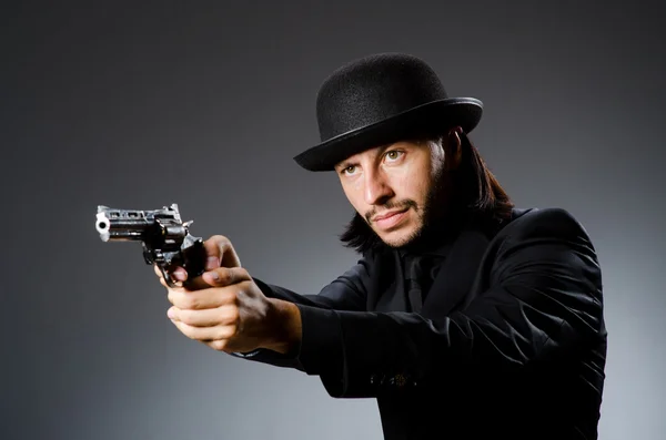 Чоловік з пістолетом і вінтажним капелюхом — стокове фото