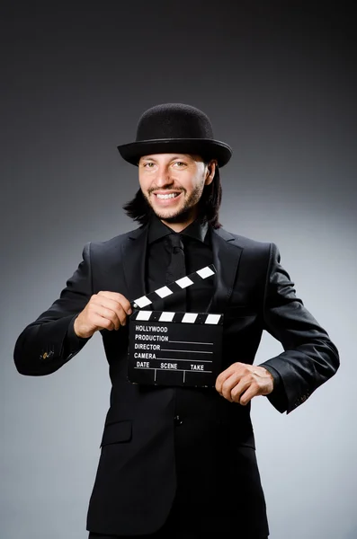 Muž s filmovou clapperboard a kloboukem — Stock fotografie