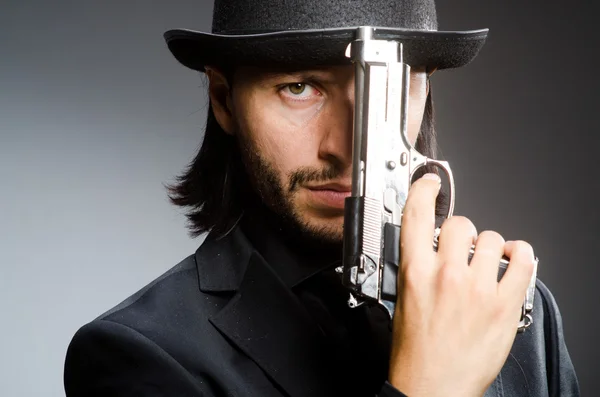 Man wearing vintage hat with gun — Stock Photo, Image