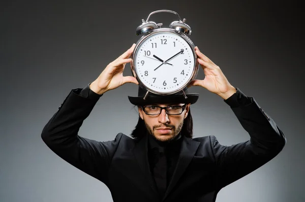 Uomo con orologio indossando cappello vintage — Foto Stock