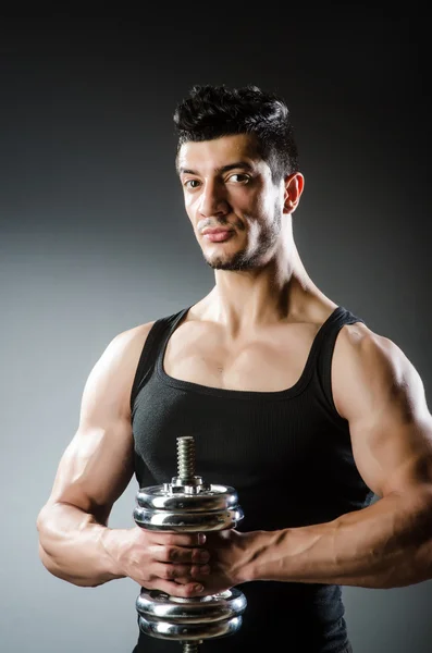 Kas yırtık vücut geliştirmeci dumbbells ile — Stok fotoğraf