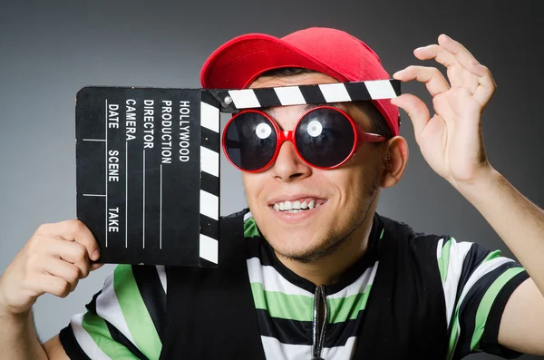 Hombre con gorra de béisbol y tablero de cine — Foto de Stock