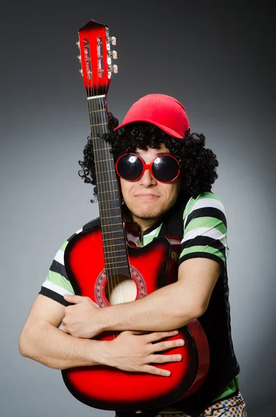 Uomo con divertente taglio di capelli e chitarra — Foto Stock