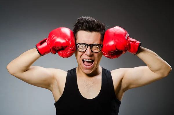 Lustiger Boxer mit roten Handschuhen vor dunklem Hintergrund — Stockfoto