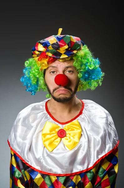 Смешной клоун в красочном костюме — стоковое фото