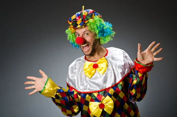 Grappige clown in kleurrijk kostuum — Stockfoto