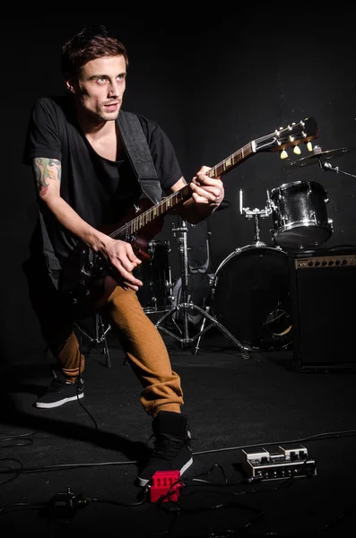 Hombre con guitarra durante el concierto — Foto de Stock