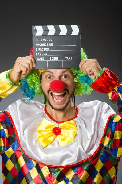 Clown med film clapper styrelse — Stockfoto