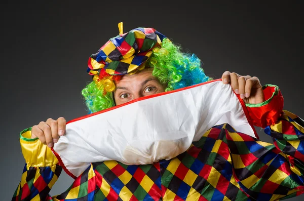 Grappige clown in kleurrijk kostuum — Stockfoto