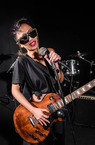 Mujer joven tocando la guitarra durante el concierto — Foto de Stock