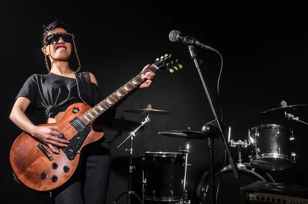 Mujer joven tocando la guitarra durante el concierto — Foto de Stock