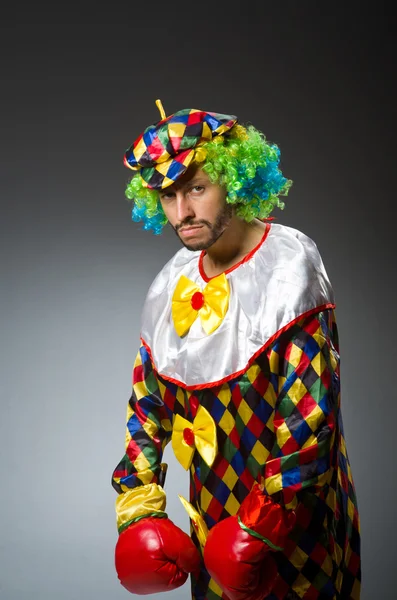 Rolig clown med boxningshandskar — Stockfoto