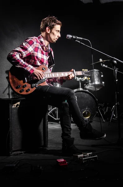 Hombre con guitarra durante el concierto — Foto de Stock