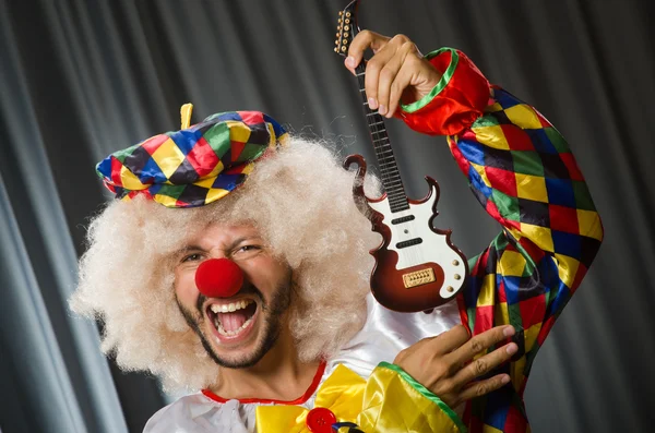 Palhaço irritado com guitarra em conceito engraçado — Fotografia de Stock