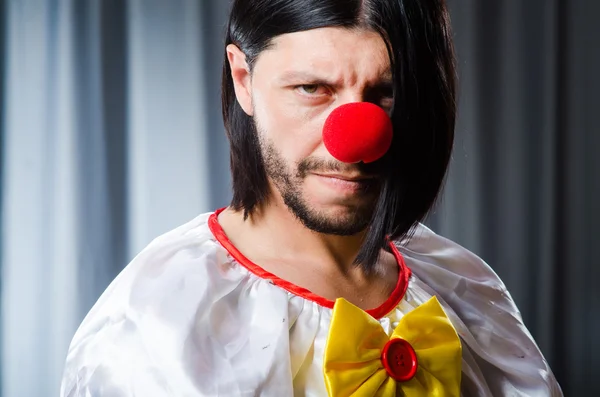 Ledsen clown mot grå bakgrund — Stockfoto