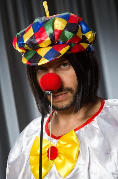 Trauriger Clown vor grauem Hintergrund — Stockfoto