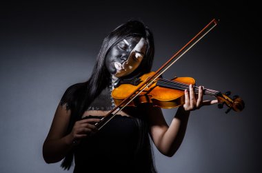 Cadılar Bayramı kavram violing oynarken korkunç canavar