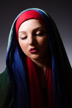 Türbanlı genç kadının portresi.