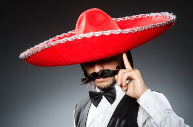 Konseptte sombrero olan komik bir Meksikalı.