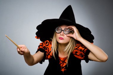 Cadı pis numaralarını yapıyor. 