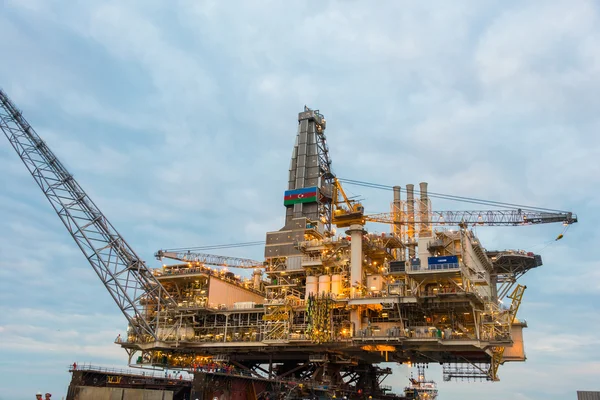 Oil rig platform in the calm sea — Stock Photo, Image