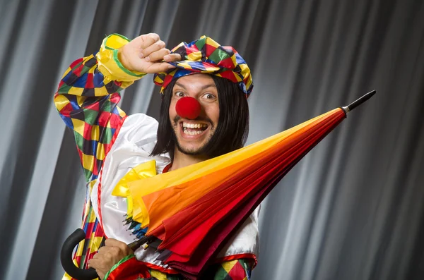 Buffo clown con ombrello colorato — Foto Stock