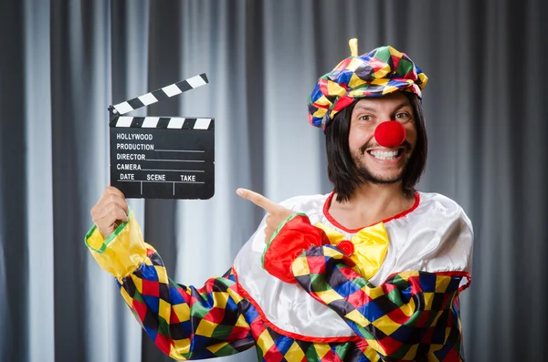 Clown med film clapper styrelse — Stockfoto