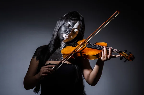 Skrämmande monster spelar violing i halloween koncept — Stockfoto